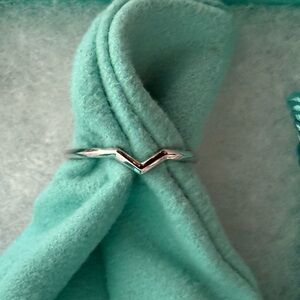 Tiffany V ring / wedding band in Platinum 950 size 7